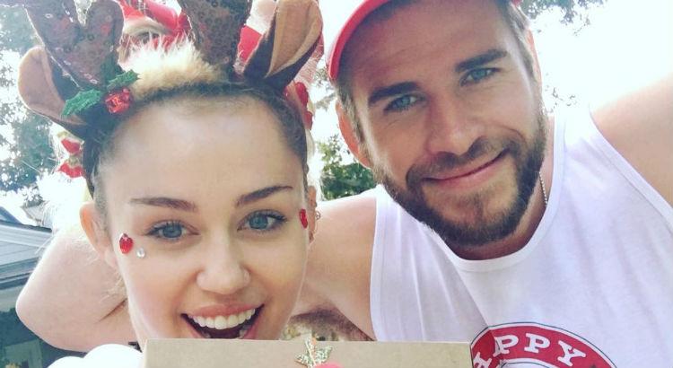 Miley Cyrus ao lado do namorado, o ator Liam Hemsworth. Fotos: Instagram/Reprodução