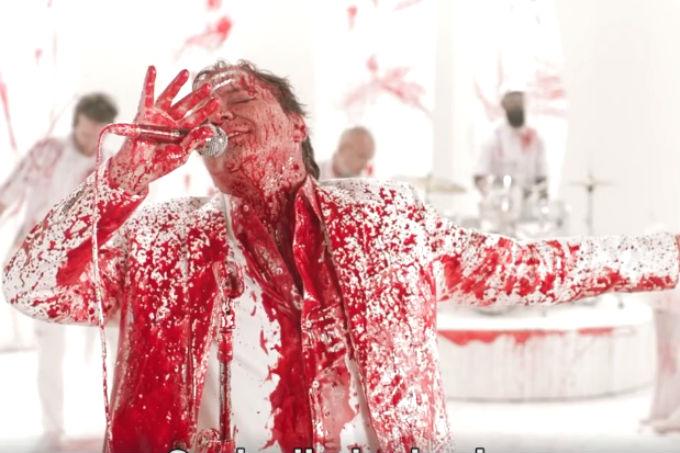 Sangrando, Fábio Jr. grava clipe para divulgar nova série da Netflix