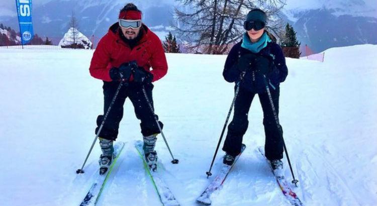 O casal aproveitou o momento para esquiar na neve