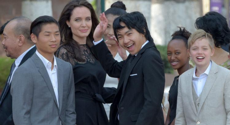 Angelina Jolie com os filhos no Camboja, em sua primeira aparição pública após divórcio de Brad Pitt - Foto: AFP