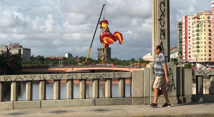 Demorou, mas o galão está de pé na ponte Duarte Coelho. Fotos: Gustavo Belarmino/NE10