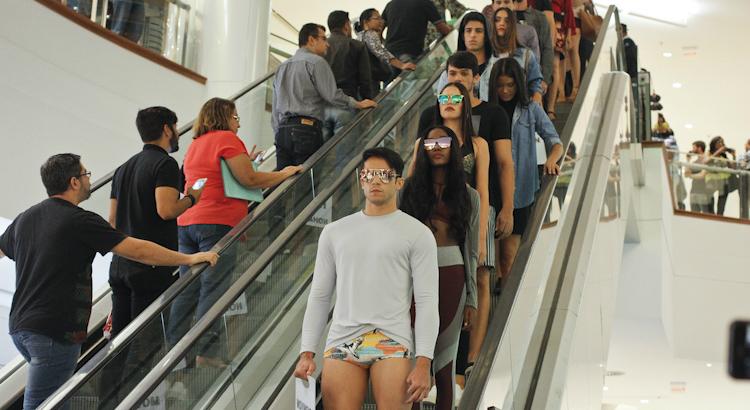 Modelos desfilaram pelo shopping - Foto: Dayvison Nunes/JC Imagem