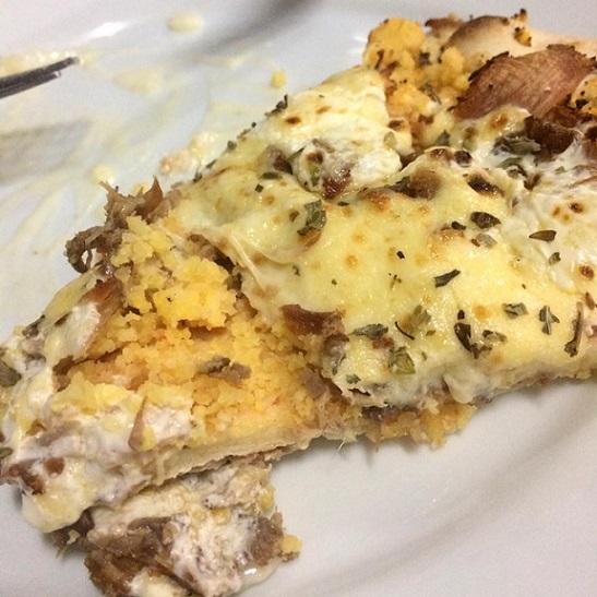 A foto da pizza de cuscuz que anda sendo compartilhada no Facebook /Foto: Reprodução