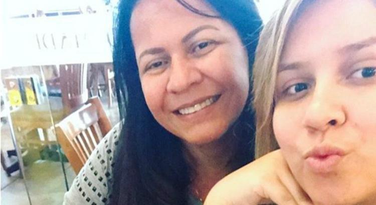 Marília Mendonça em selfie ao lado da mãe, Ruth Moreira, postada no Instagram com a legenda 