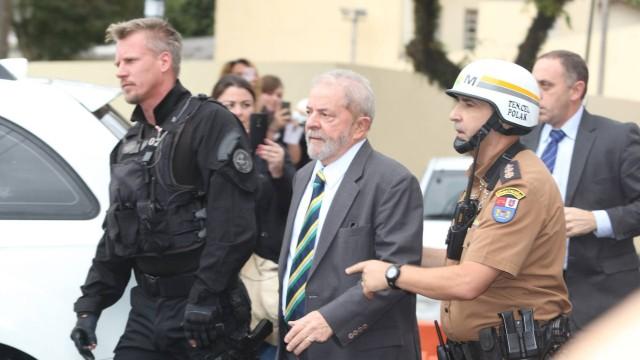 O policial ao lado de Lula /Foto: Reprodução