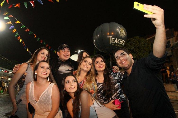 Renan da Resenha curtiu o show de Luan Santana em Arcoverde. A festa tem patrocínio de Teacher's