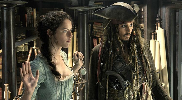 Kaya Scodelario com Johnny Depp no cartaz de Piratas do Caribe