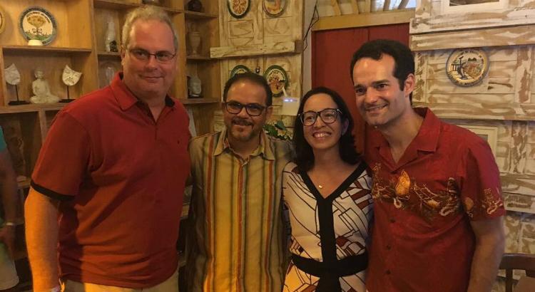 Gustavo Luck, Hayrton Almeida, Edna Moura e o presidente da Azul, Antonoaldo Neves, em jantar no Cacimba, em homenagem aos 25 anos da Atalaia, em Noronha - Foto: Divulgação