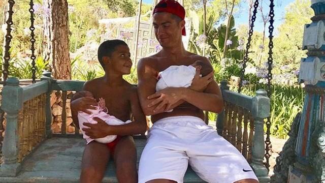Cristiano Ronaldo e os filhos /Foto: Reprodução/Twitter
