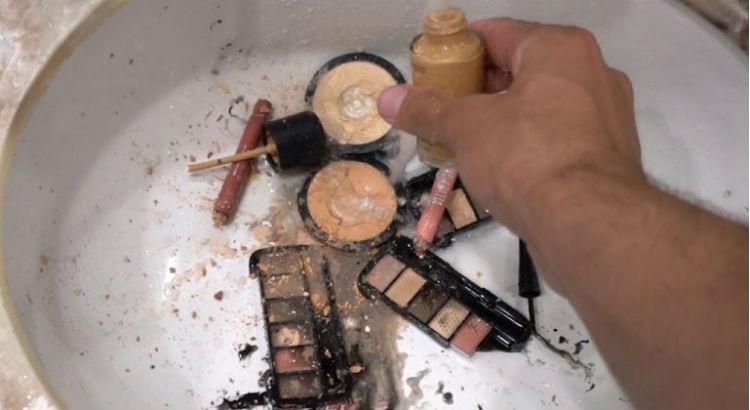 As maquiagens destruídas na pia do banheiro