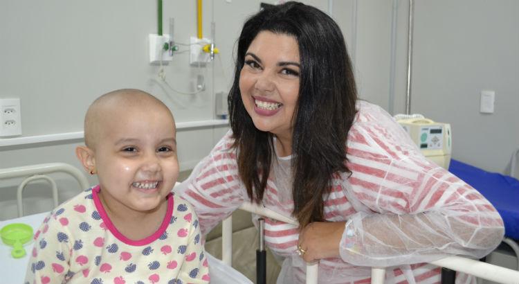 Visita de Fabiana Karla aos pacientes do GAC-PE - Foto: Divulgação