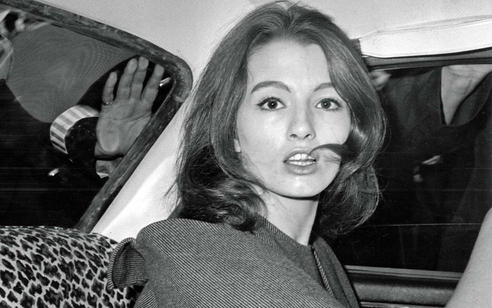 Christine Keeler fotografada em 1963, quando o caso Profumo foi divulgado (Imagem: Reprodução/ Internet)