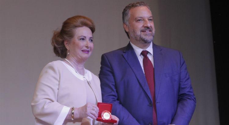 Rosa Amélia Muniz com o embaixador Riccardo Savone