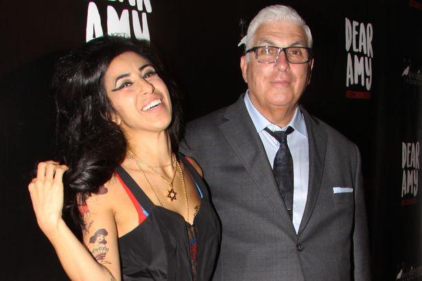 Amy Winehouse e o pai, Mitch Winehouse (Imagem: Reprodução)