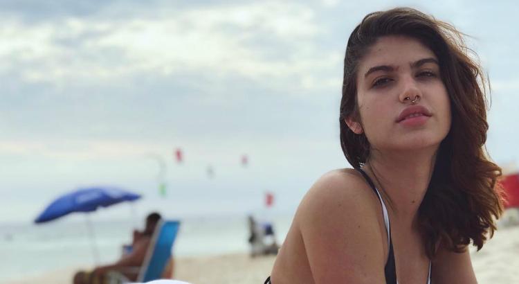 Giovanna Grigio posta foto na praia (Imagem: Reprodução/ Instagram)