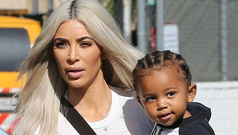 Kim Kardashian e seu filho, Saint West (Imagem: Reprodução/ Internet)