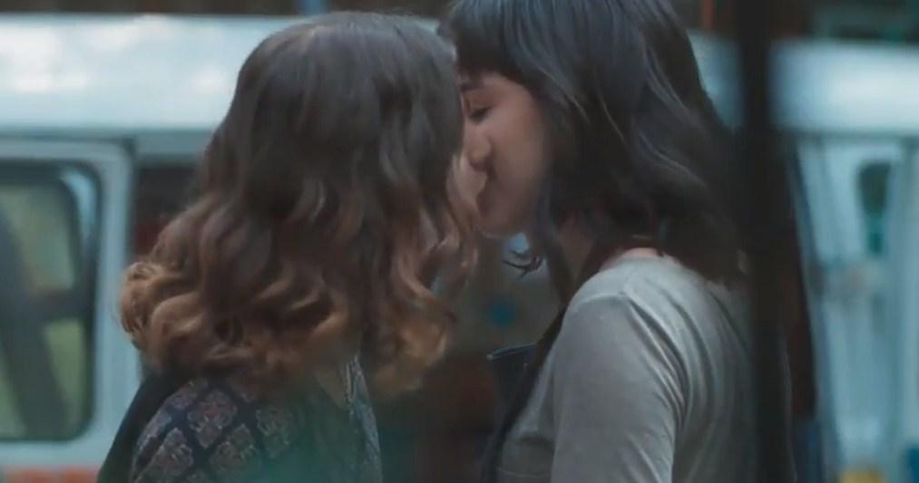 Cena do beijo protagonizada por Giovanna Grigio (Imagem: Reprodução)