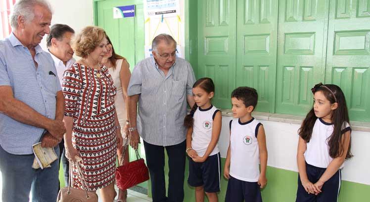 Auxiliadora e João Carlos mostram a escola aos visitantes
