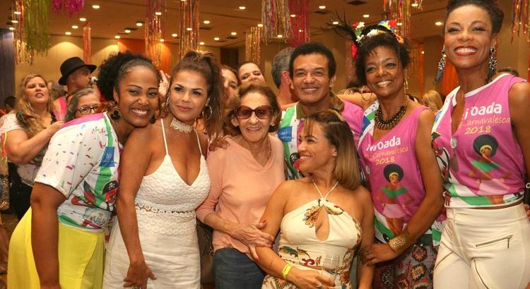 Laura Cardoso entre famosos - Foto: Cleomir Tavares / Divulgação