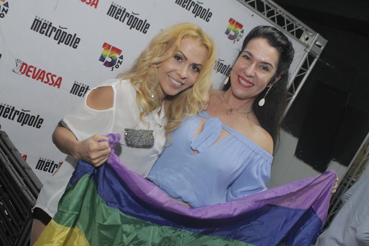 Joelma posa com bandeira LGBT e Maria do Céu - Crédito: Dayvison Nunes / JC Imagem