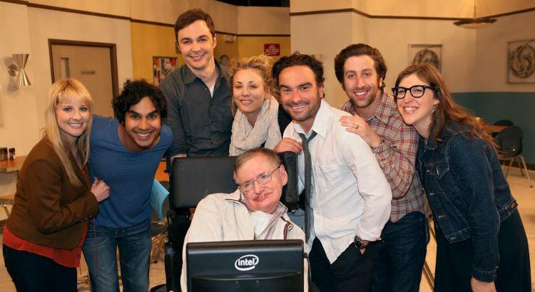 Elenco de The Big Bang Theory com Stephen Hawking - Crédito: Reprodução 