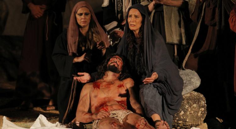 Fabiana Pirro interpreta Maria na Paixão de Cristo (Foto: Dayvison Nunes / JC Imagem)