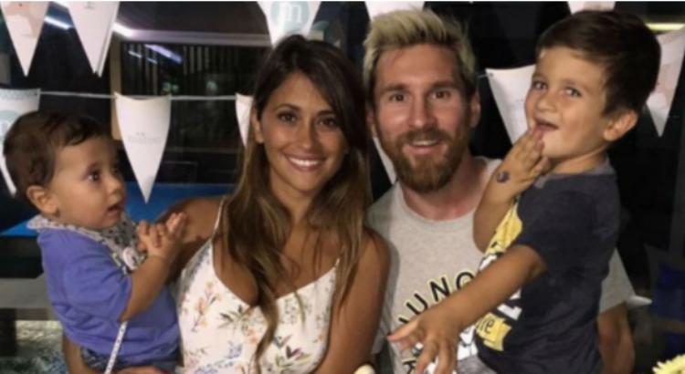 Lionel Messi com sua esposa, Antonella Rocuzzo, e os dois filhos mais velhos (Imagem: Reprodução / Instagram)
