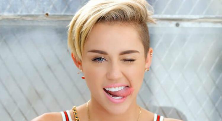 VÍDEO: avião de Miley Cyrus é atingido por raio e faz pouso de emergência; veja atualizações