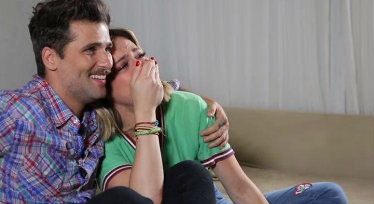 Giovanna Ewbank e Bruno Gagliasso se emocionam ao assistir ao vídeo de casamento - Crédito: Reprodução