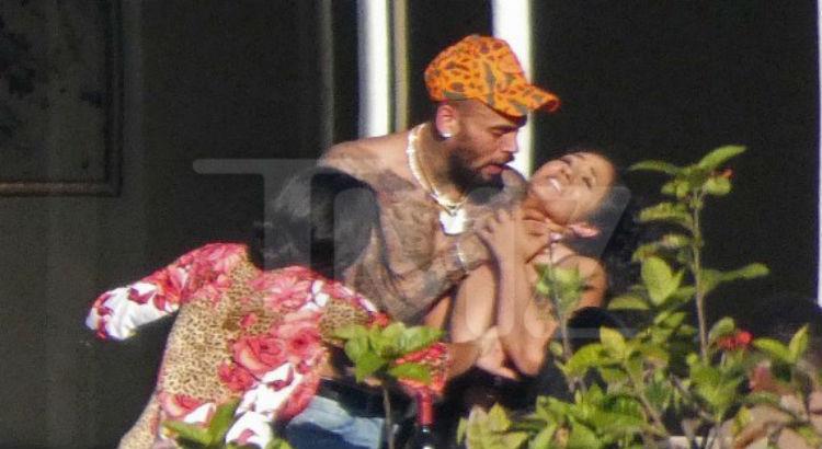 Paparazzi flagra Chris Brown "enforcando" mulher em festa - Crédito: Reprodução