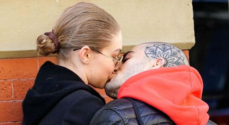 Gigi Hadid aos beijos com Zayn Malik - Crédito: Reprodução