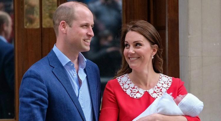 Principe William e Kate Middleton deixando hospital com seu terceiro filho (Imagem: Reprodução)