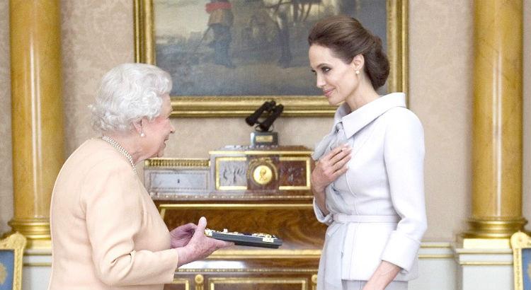Rainha Elizabeth II e Angelina Jolie - Crédito: Reprodução / Getty Images