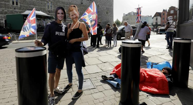 Autoridades britânicas começar a dar atenção aos sem-teto na véspera do casamento real (Imagem: TOLGA AKMEN / AFP)