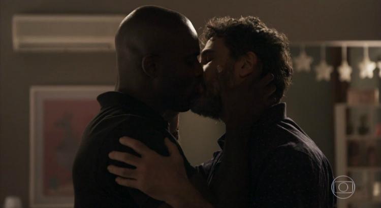 Beijo gay entre Samuel e Cido em O Outro Lado do Paraíso (Imagem: Reprodução)