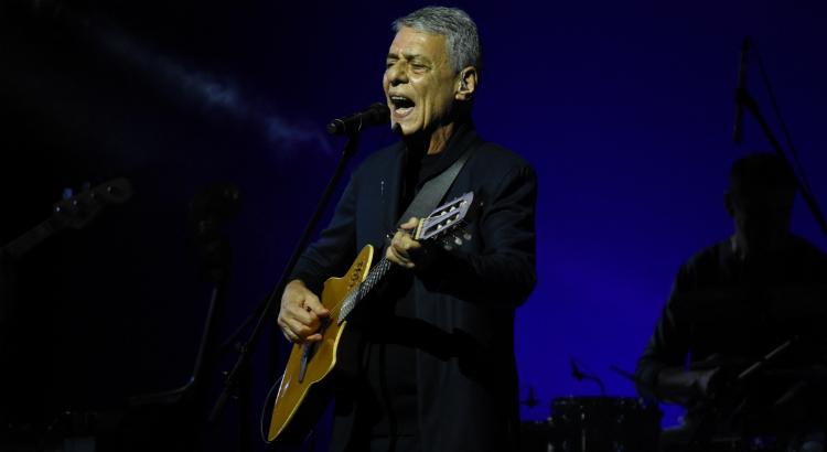 Chico Buarque na turnê "Caravanas", em show no Recife - Foto: Felipe Souto Maior / Divulgação
