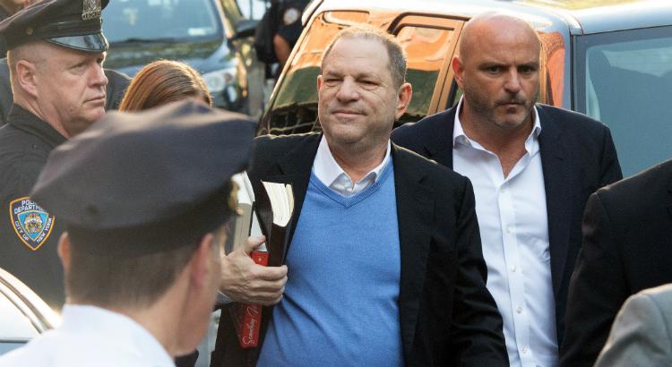 Harvey Weinstein chega no departamento de Polícia de Nova York (Imagem: Bryan R. Smith / AFP)