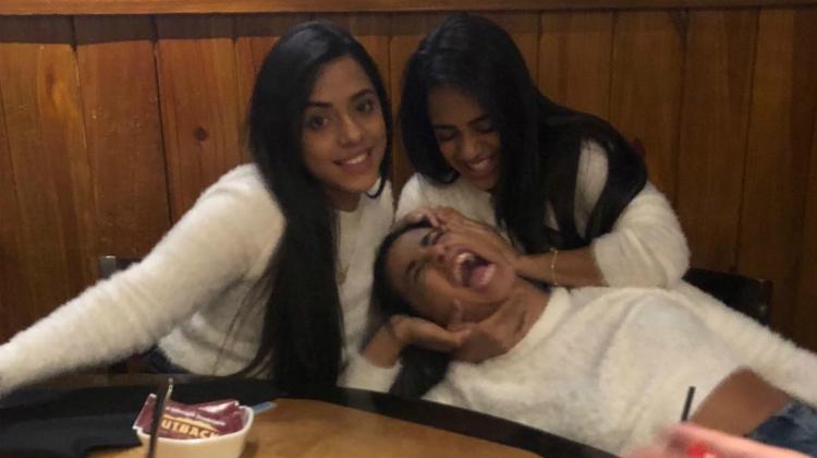 MC Loma e as Gêmeas Lacração se divertem em restaurante (Imagem: Reprodução / Instagram)