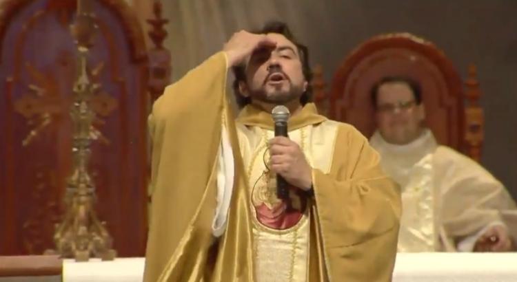 Padre Fábio de Melo prega com discurso preconceituoso (Imagem: Reprodução)