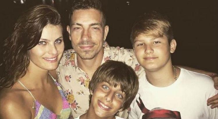 Na imagem, Di Ferrero com Isabeli Fontana e os filhos - Crédito: Reprodução / Instagram