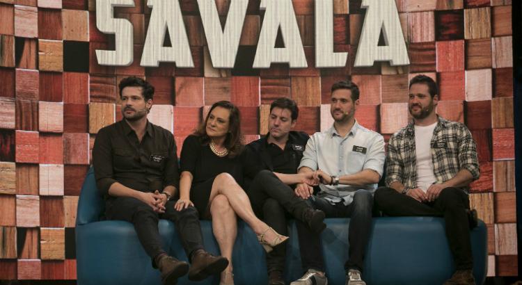 Elizabeth Savala entre os quatro filhos - Foto: TV Globo / Divulgação