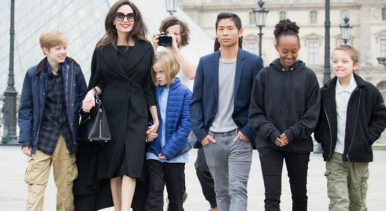 Angelina Jolie e filhos (Imagem: Reprodução)