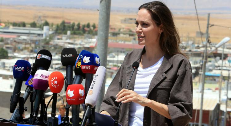 Angelina Jolie em campo de refugiados no Iraque (Imagem: AFP)