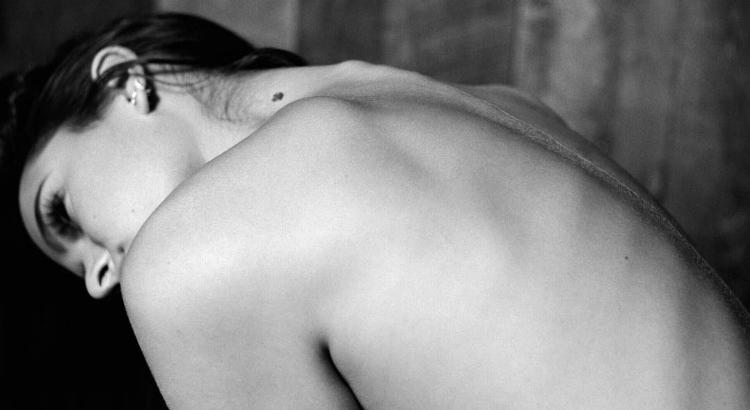 Bruna Marquezine topless (Imagem: Instagram / Bruna Moreira)