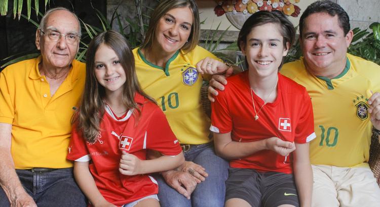 Família Bargetzi assiste o confronto entre Brasil e Suíça de forma peculiar (Imagem: Dayvison Nunes / JC Imagem)