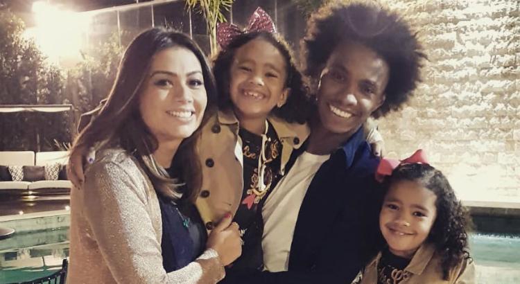 Que família linda! Essas são Manuella e Valentina filhas do atacante Willian. Foto: Reprodução/Instagram