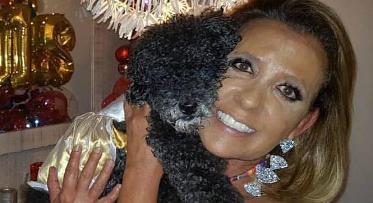 Rita Cadillac com a cadelinha Angel (Imagem: Reprodução / Instagram)