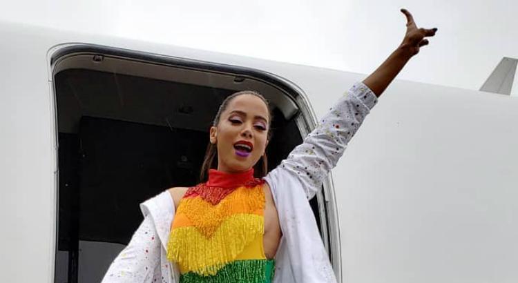 Anitta na descida do avião, vinda do México, direto para a Parada do Orgulho LGBT de São Paulo - Foto: reprodução do Instagram