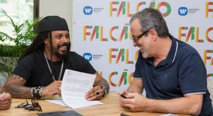 Marcelo Falcão com Sergio Affonso, presidente da Warner Music Brasil - Foto: Divulgação