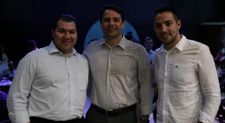 Daniel Abravanel, diretor de afiliadas do SBT, Vladimir Melo, diretor Comercial do SJCC, e Marcelo Alves, executivo de digital do SBT